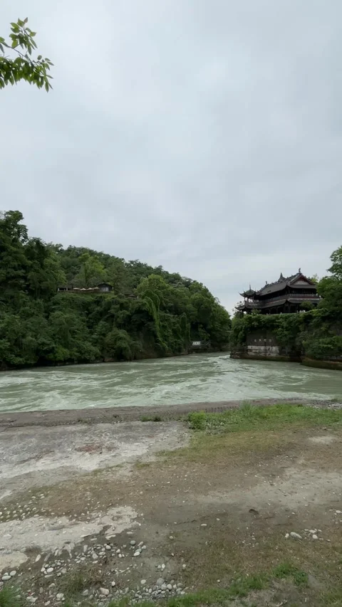 Vertical Famous Baopingkou Water Inlet Of Dujiangyan Irrigation System Vidéo 335256545