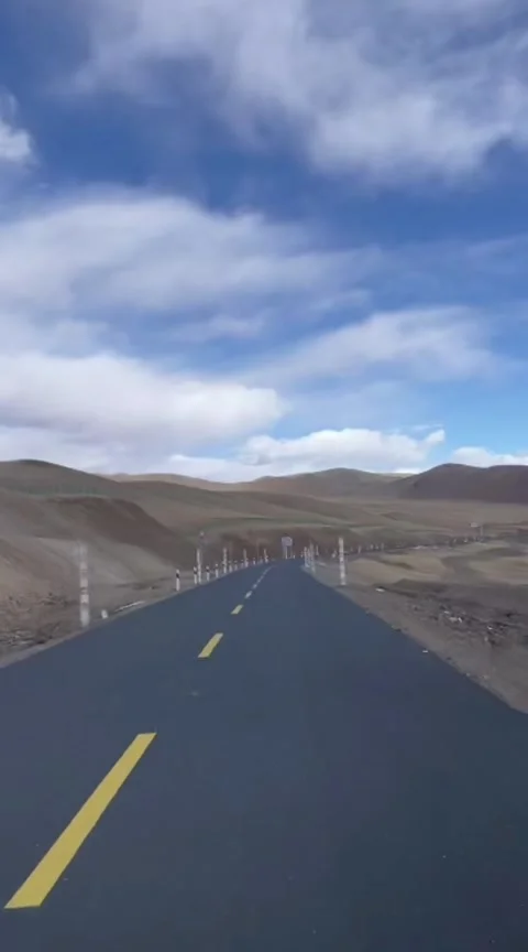 Vertical Fast Motion Drive through Vast Xinjiang Desert Landscape Vídeos de archivo 332525920
