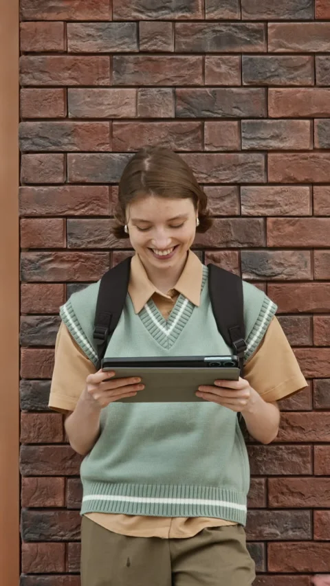 Vertical of Female Student Using Tablet Computer for E-learning on Campus Vídeo Stock 342112338