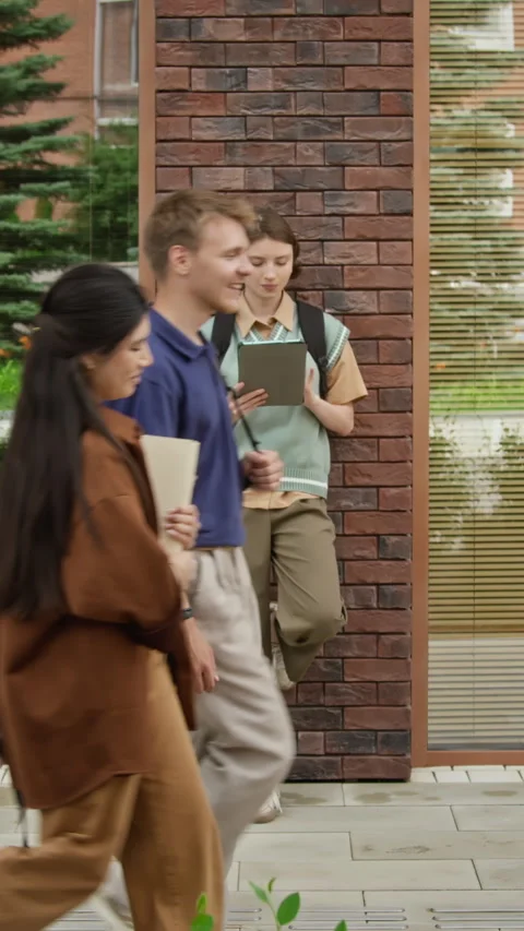 Vertical of Female Student Using Tablet Computer on Modern College Campus Vídeo Stock 342114726