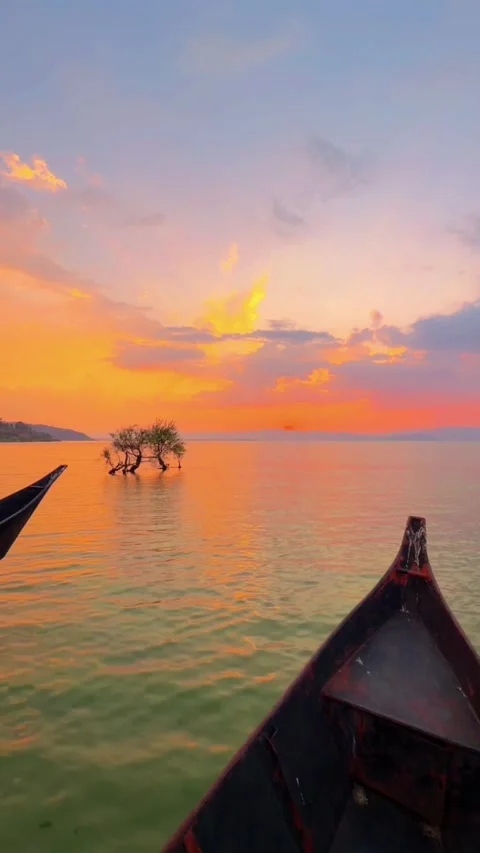 Vertical Fiery Burning Clouds Over Erhai Lake at Dusk 動画素材 332468150
