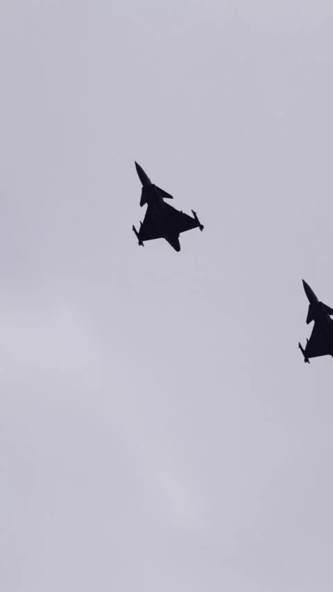 Vertical Fighter Jets Flying in Formation Through Dramatic Cloudy Sky 動画素材 334401024