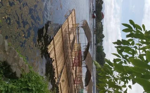 Vertical. Floating bamboo cottage on the lake. Video stock 257297902