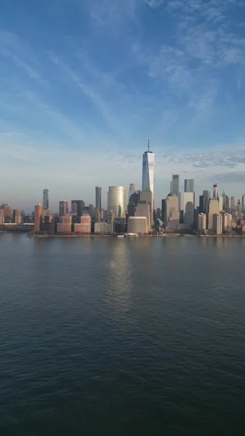 Vertical footage of the downtown new york city skyline at sunset, dusk Video stock 277001153