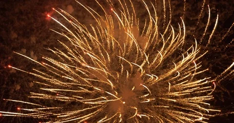 Vertical footage of fireworks exploding 動画素材 111983541