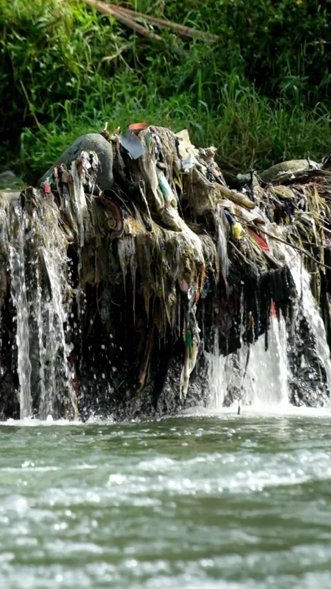 Vertical footage piles of garbage in mountain rivers Video stock 320922374