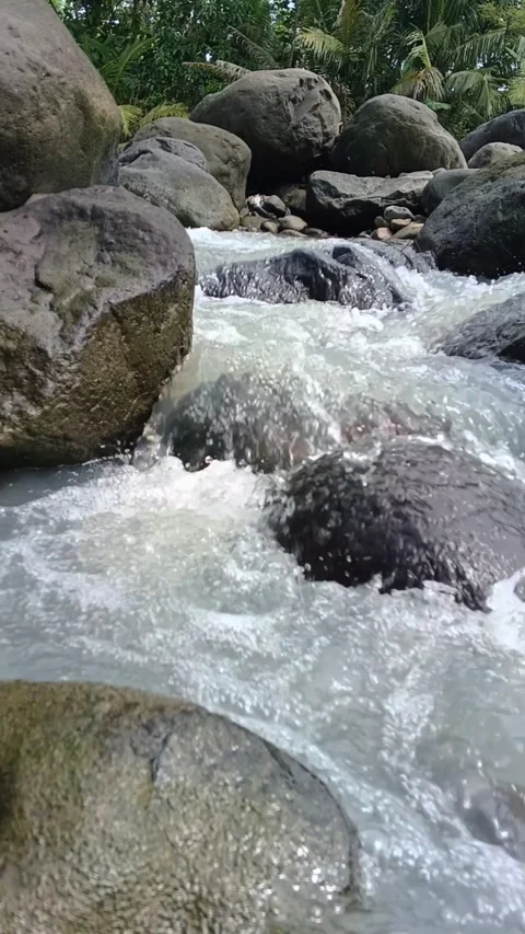 Vertical footage of a river flowing between mountain rocks Video stock 336933465