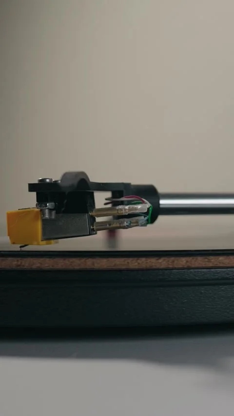 Vertical footage of a vintage turntable playing Stock Footage 333669828