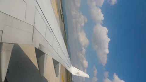 VERTICAL FOOTAGE, when the plane is taxiing on the runway after landing, the Stockbeeldmateriaal 142425365