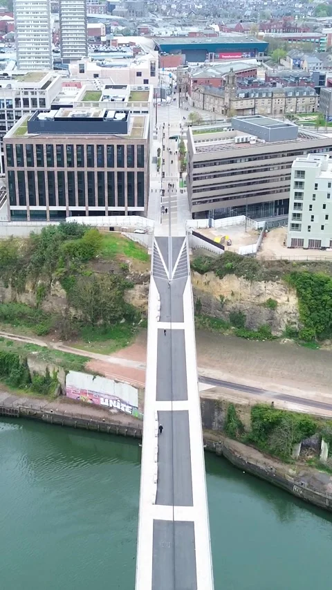 Vertical format drone flight over River Wear along the Keel Crossing towards Vidéo 334571946
