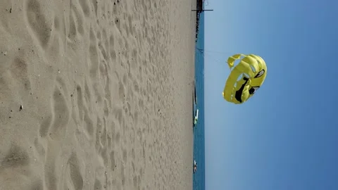 Vertical format time lapse parasailing wing flying in wind Vídeo Stock 155986677