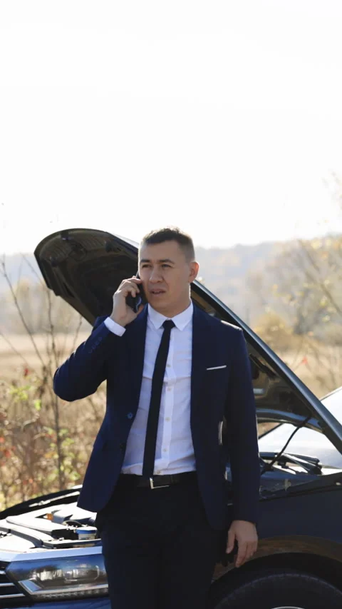 Vertical Format Video of Car accident on the road. Man calling by phone about Stock Footage 305088990