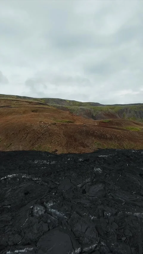 Vertical FPV drone flight through Sundhnukusgigar lava field in Iceland. 库存影片 338345169