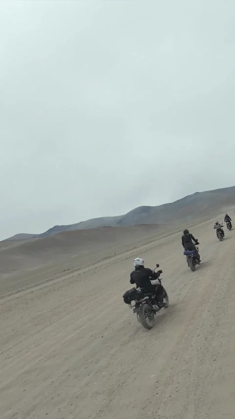 Vertical FPV Drone View of Motorcyclists Crossing Desert Plains in Ladakh Vídeo Stock 340597282