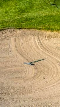 Vertical frame Close up of golf course sand bunker with a circular pattern Foto stock