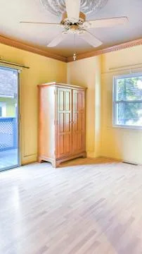 Vertical frame Interior of empty master bedroom in bright sunny San Diego home Foto stock