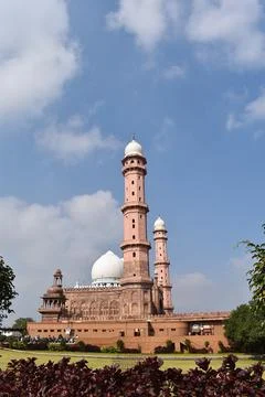Vertical full side view of Taj-ul-Masjid, an Islamic architecture, mosque s.. Stock Photos