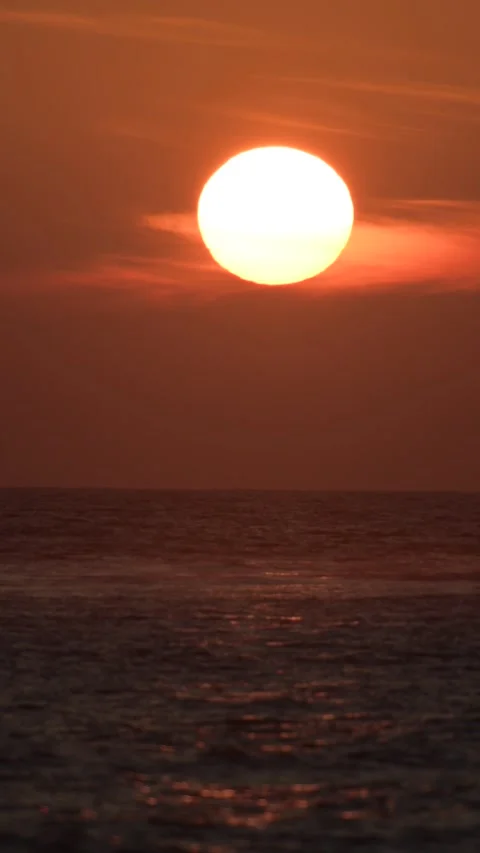 Vertical Giant Orange Sun and Shimmering Reflection Over Malibu Ocean Vídeos de archivo 325320568