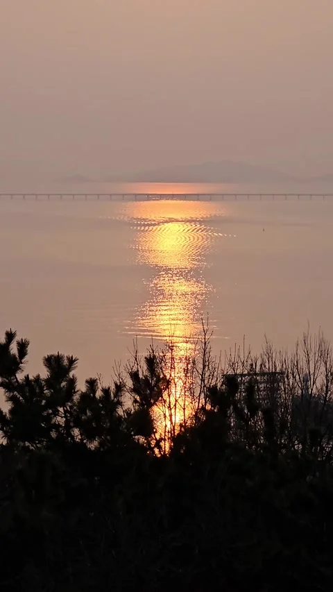 Vertical Golden Sunset Reflection Over Calm Sea with Island Silhouette, 1080p Vídeos de archivo 329427219