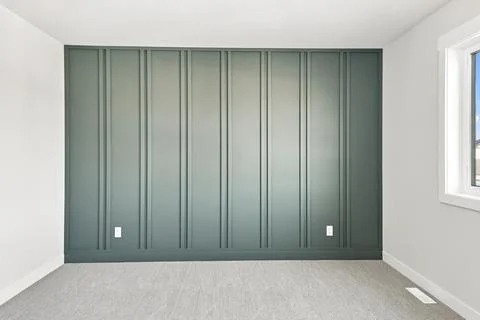 Vertical green panels cover one wall 库存插图