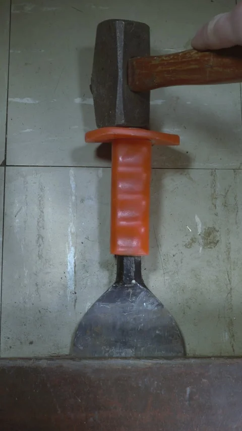 Vertical - A hammer hitting a chisel to loosen wood on a floor. Vídeos de archivo 288339866