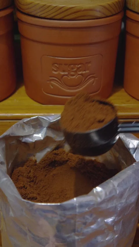 Vertical - A hand scooping ground coffee from a pack, with a sugar pot behind. Vídeos de archivo 290950709