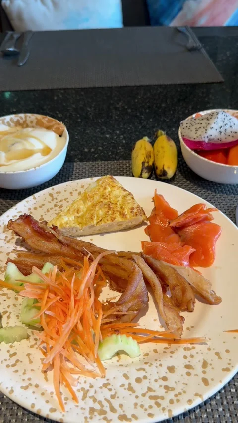 Vertical handheld footage of a hotel buffet breakfast plate featuring bacon Vídeos de archivo 345888629