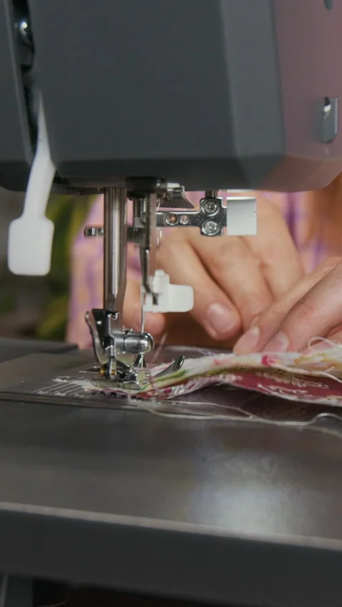 Vertical of Hands of Woman Stitching Patchwork Blocks on Sewing Machine 스톡 동영상 315759553