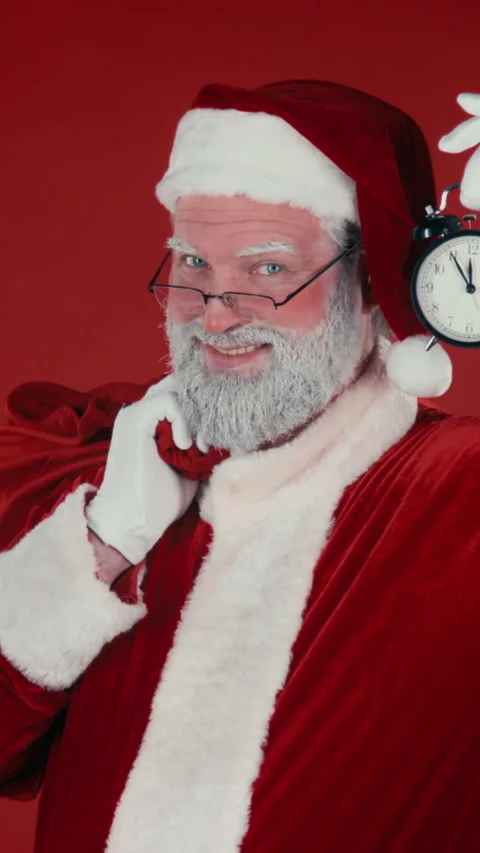 Vertical of Happy Santa with Clock Ready to Distribute Presents to Children Vídeo Stock 287695609