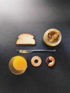 A vertical high angle shot of a knife between a slice of bread with peanut bu Foto stock