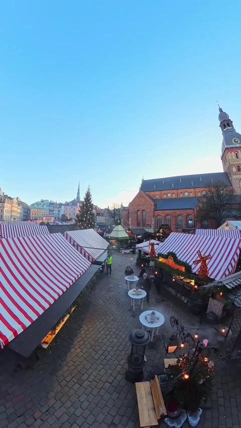 Vertical high-angle view over Riga Old Town Christmas market with red-and-white Vídeo Stock 331109181
