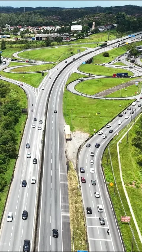 Vertical Highway Interchange and Reservoir Logistics Corridor 库存影片 336097734
