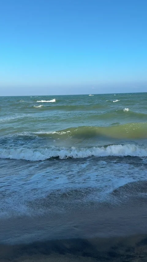Vertical Horizontal Tracking Shot of Blue Ocean Waves 4K Vídeos de archivo 331897403