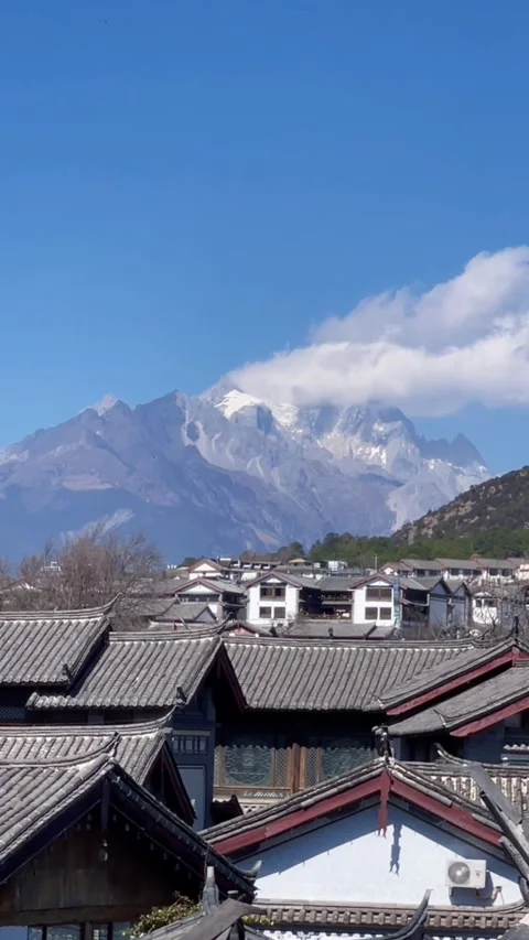 Vertical Hyperlapse of Clouds Flowing Over Ancient Chinese Town Video stock 328062781