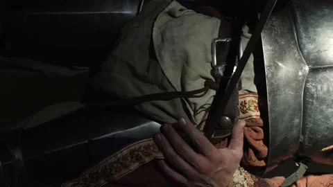 Vertical image of a knight withdrawing his sword. Video stock 142508320