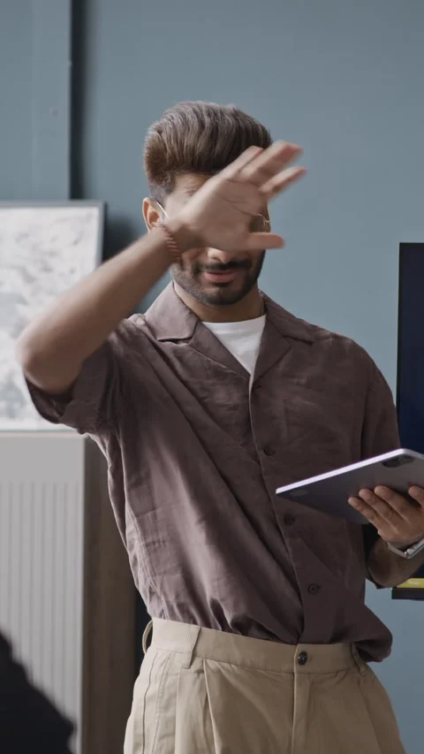 Vertical of Indian Male Programmer with Tablet Presenting Code during IT Meeting Vidéo 337483746