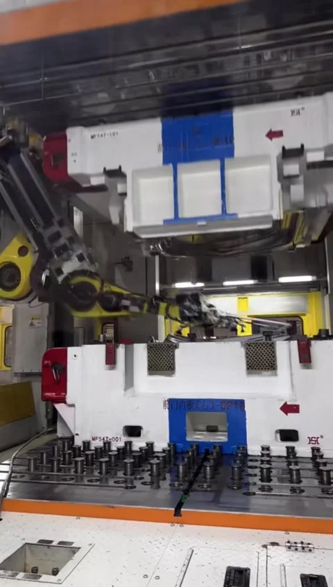 Vertical Industrial Robotic Arm Operating Heavy Press Machine For Car Parts Video stock 332954054
