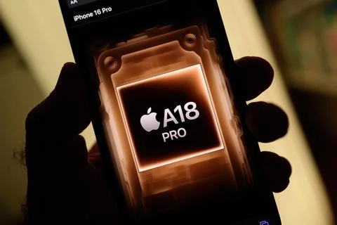 Vertical iPhone 16 Pro featuring the power of A18 Pro silicon chip Stockfoto's