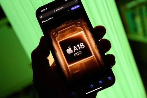 Vertical iPhone 16 Pro showcasing A18 Pro chip on website Stockfoto's