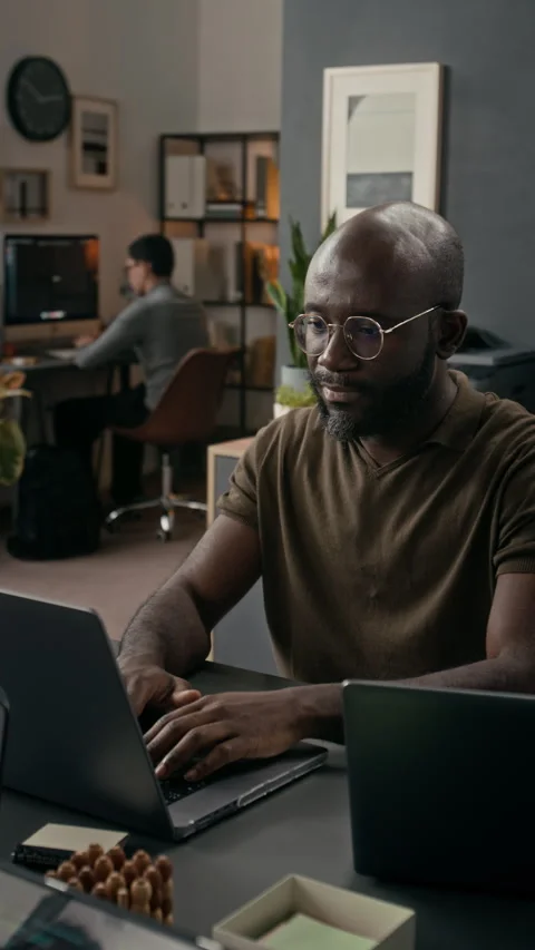 Vertical of IT Administrator Applying Software Updates during Workday in Office Vídeos de archivo 329612648