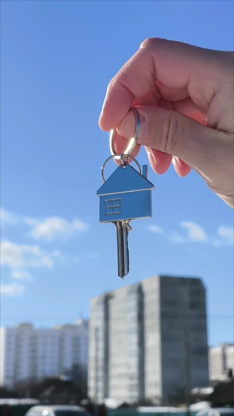 Vertical - the key to the house is in the hands of the agent Vídeos de archivo 302099057