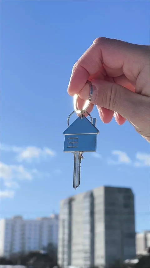 Vertical - the key to the house is in the hands of the agent Vídeos de archivo 310132361