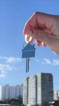 Vertical - the key to the house is in the hands of the agent Fotos de archivo