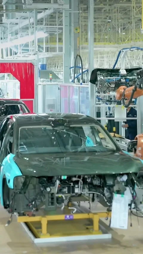 Vertical KUKA Robot Arm Assembling Green Car Body on Modern Automotive Line 库存影片 332960397