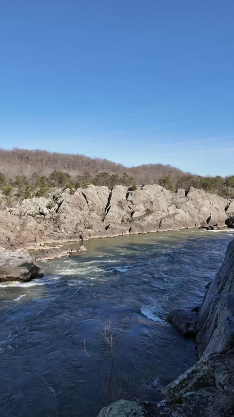 Vertical landscape of rushing river water cutting through rocks 動画素材 332721058