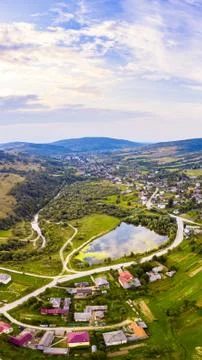 Vertical landscape of settlement in valley between mountains. Sunset time, end Foto stock