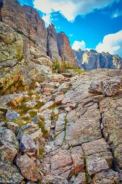 Vertical of large rocks by mountains Stock-Fotos