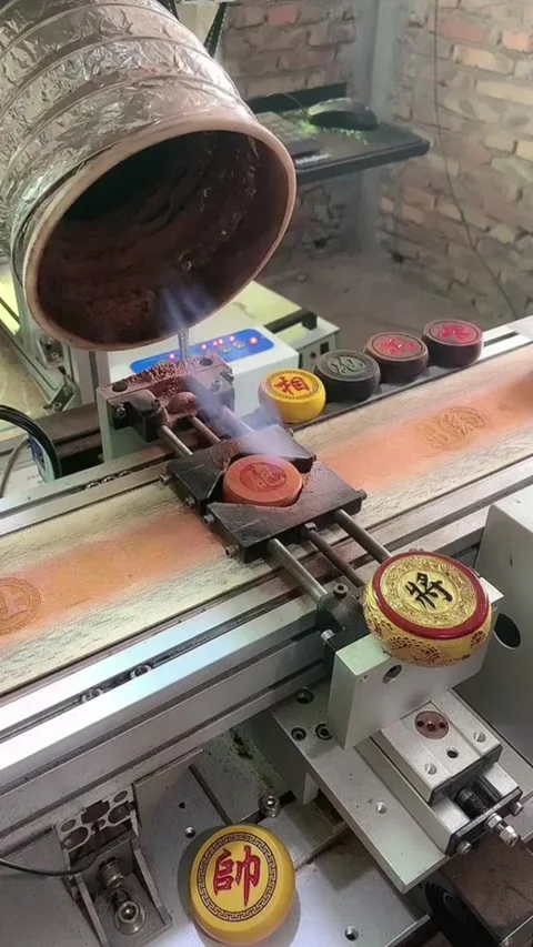 Vertical Laser Engraving Process of Chinese Chess Pieces 動画素材 332964650