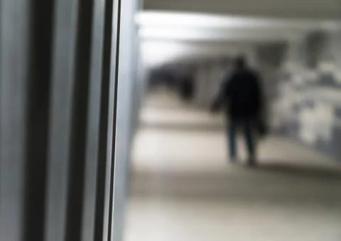 Vertical left aligned wall with man walking on the left backgrou Foto stock