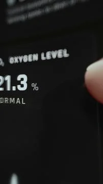 Vertical life support dashboard reports a normal onboard oxygen level 库存照片